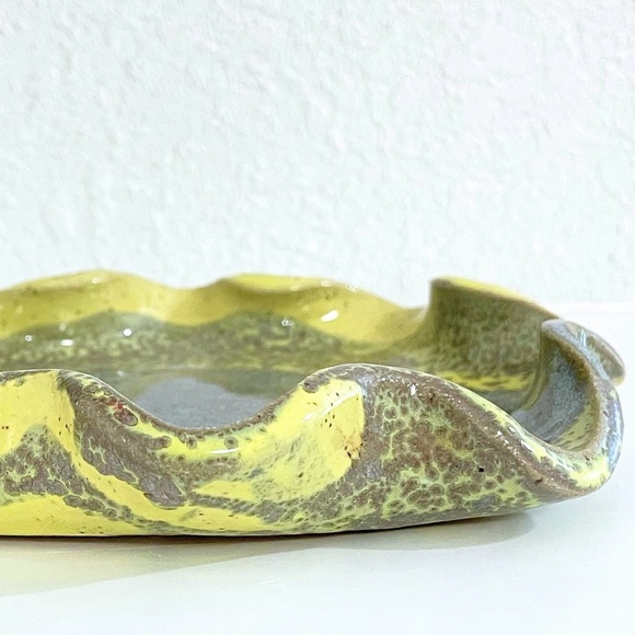 Ruffle Dish Artist Signed Pottery - Picture 5 of 11